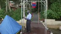 Ditantang Mandi Air Es, Bill Gates Bangun Tiang Khusus