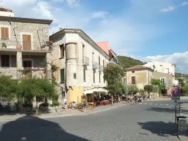 Sebuah jalan di Kota Acciaroli yang terkenal sebagai salah lokasi pesisir pantai paling indah di selatan Italia. Desa ini merupakan desa panjang umur yang jauh dari perkotaan, lokasinya sekitar 90 mil arah selatan Napoli, Italia (AFP PHOTO/Mario Laporta) 