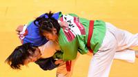 Najmu Khasani Shifa (kanan) beraksi pada cabor kurash Asian Games 2018. (Inasgoc)