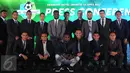 Perwakilan pemain dari tim yang akan berlaga di Liga 1 berfoto bersama usai peluncuran Liga 1 di Jakarta, Senin (10/4). Liga 1 akan digelar pada 15 April dan diikuti 18 tim. (Liputan6.com/Helmi Fithriansyah)