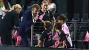 Reaksi pemilik klub Inter Miami, David Beckham (kiri) saat anak dari Lionel Messi dan Sergio Busquets bermain kain basah sebelum laga Inter Miami melawan Orlando City pada laga lanjutan MLS Amerika di DRV PNK Stadium, Florida, Amerika Serikat, 2 Agustus 2023 waktu setempat. (AFP/Getty Images/Hector Vivas)