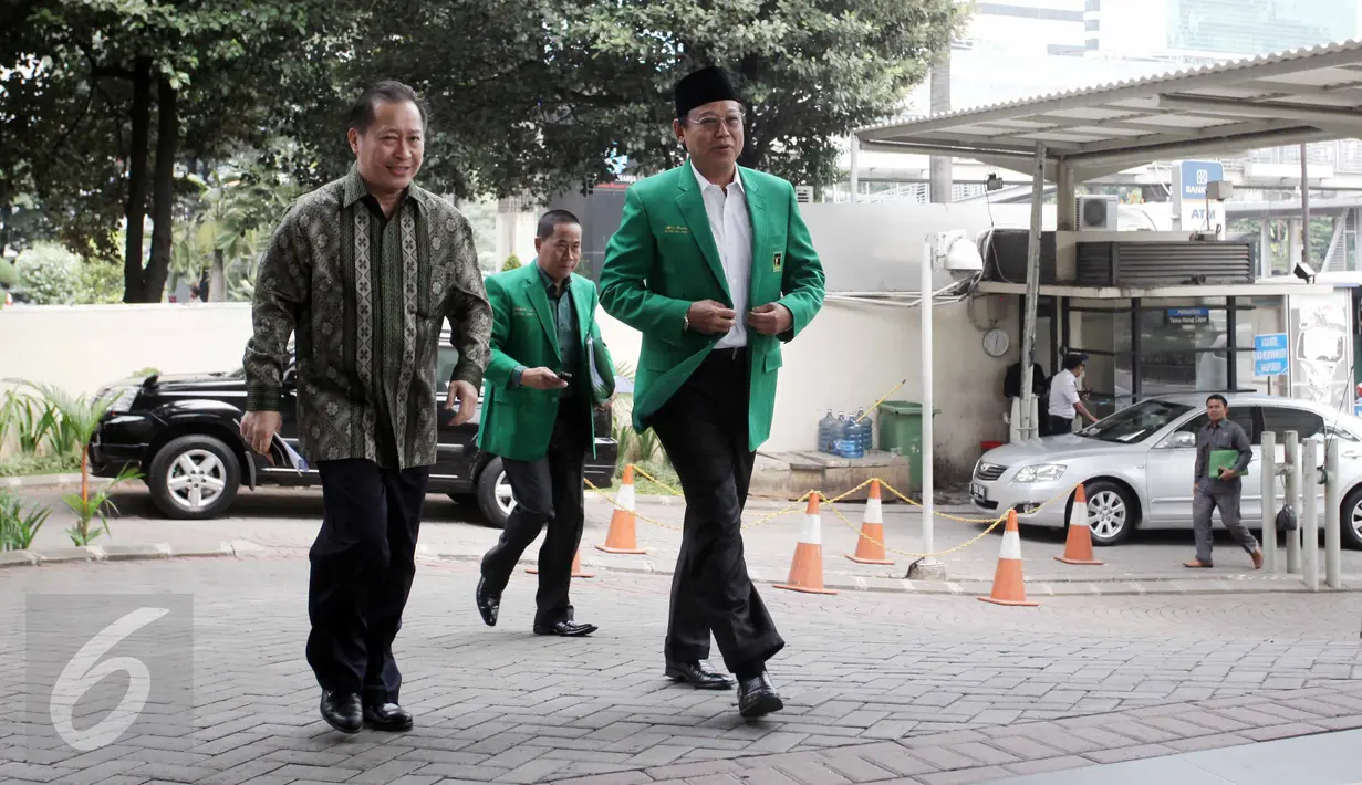 Ketua Umum PPP hasil Muktamar Jakarta, Djan Faridz, dan pengurus kubunya menyambangi Gedung KPK untuk meminta penangguhan penahanan atas tokoh senior partainya, mantan Ketua Umum PPP Suryadharma Ali, Jakarta, Senin (15/6/2015). (Liputan6.com/Helmi Afandi)