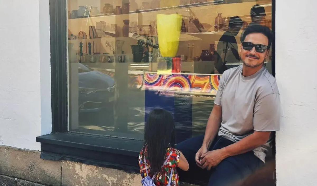 Hamish Daud menyampaikan terima kasih kepada ayah sambungnya. Baginya, sosok Giovanni Weber merupakan sosok ayah yang sangat dia kagumi dan dicintai.