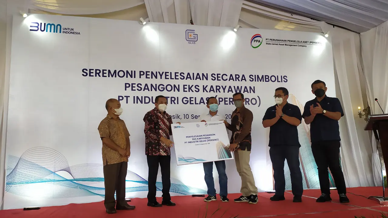 PT PPA secara simbolis penyelesaian pesangon kepada perwakilan eks karyawan PT Iglas di Gresik, Jawa Timur, Jumat (10/9/2021).