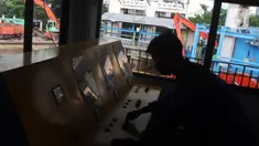 Petugas melakukan pemantauan aliran air di Pintu Air Manggarai, Pegangsaan, Menteng, Jakarta Pusat, Selasa (23/11/2021). Pintu Air Manggarai juga dilengkapi dengan alat ukur curah hujan digital, sensor tinggi muka air, ruang monitoring, CCTV, dan panel surya. (Liputan6.com/Johan Tallo)