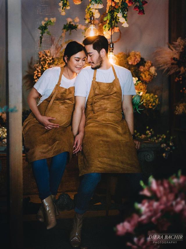 6 Pemotretan Maternity Shoot Syahnaz dan Jeje Govinda, Romantis