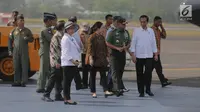 Presiden Jokowi dan Panglima TNI Jenderal Gatot Nurmantyo berbincang usai melepas keberangkatan pesawat Hercules yang membawa bantuan untuk pengungsi Rohingya di Bangladesh, di Lanud Halim Perdanakusuma, Jakarta, Rabu (13/9).  (Liputan6.com/Faizal Fanani)