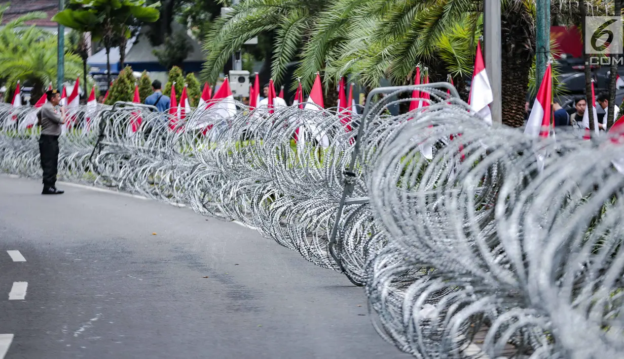 Pagar kawat berduri yang terbentang di sekitar area gedung KPU, Jakarta, Jumat (1/3). Kawat berduri itu untuk mengantisipasi massa Forum Umat Islam (FUI) dan Gerakan Jaga Indonesia yang akan menggelar aksi di depan KPU. (Liputan6.com/Faizal Fanani)