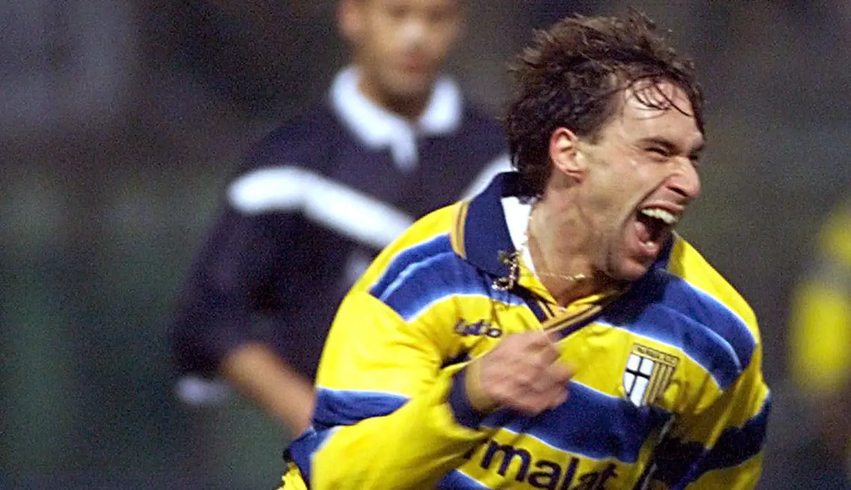 Enrico Chiesa terkenal sebagai penyerang jempolan Parma di era 1990-an. Bermain sejak tahun 1996 hingga 1999, Chiesa telah mencetak 55 gol dan 15 assist dari 125 penampilannya. ia juga turut serta mempersembahkan trofi Copa Italia dan Piala UEFA musim 1998-99. (AFP/Gerard Julien)