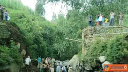 Citizen6, Temanggung: Banjir bandang mengakibatkan jembatan penghubung dua desa, Desa Gunung Wuluh-Desa Canggal di Kecamatan Candiroto Temanggung terputus, Pukul 05.00 WIB, Kamis (21/4). Tidak ada korban jiwa, tapi kerugian mencapai ratusan juta rupiah. 
