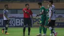 Wasit Mochammad Adung memberi tendangan penalti untuk Persikabo 1973 saat melawan Persebaya Surabaya dalam laga pekan kedua BRI Liga 1 2021/2022 di Stadion Wibawa Mukti, Cikarang, Sabtu (11/09/2021). Persikabo kalah 1-3. (Foto: Bola.com/Bagaskara Lazuardi)