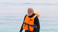 PM India Narendra Modi mengunggah foto berlibur di sebuah pantai di India yang kemudian dikomentari negatif oleh tiga pejabat Maladewa alias Maldives. (dok. Instagram @narendramodi/https://www.instagram.com/p/C1rQJzRSk7l/?hl=en&amp;img_index=1/Dinny Mutiah)