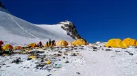 Foto ini, yang diambil pada 21 Mei 2018, menunjukkan peralatan pendakian yang dibuang dan sampah berserakan di sekitar Camp 4 Gunung Everest. Puluhan tahun pendakian gunung komersial telah mengubah Gunung Everest menjadi tempat pembuangan sampah tertinggi di dunia karena makin banyak pendaki yang menghabiskan banyak uang tidak memperhatikan jejak buruk yang mereka tinggalkan. (Doma SHERPA/AFP)