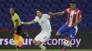 Gelandang Argentina, Angel Di Maria, berebut bola dengan bek Paraguay, Junior Alonso, pada laga kualifikasi Piala Dunia 2022 zona CONMEBOl di Stadion La Bombanera, Jumat (13/11/2020) pagi WIB. Argentina imbang 1-1 oleh Paraguay. (Juan Roncoroni, Pool via AP)