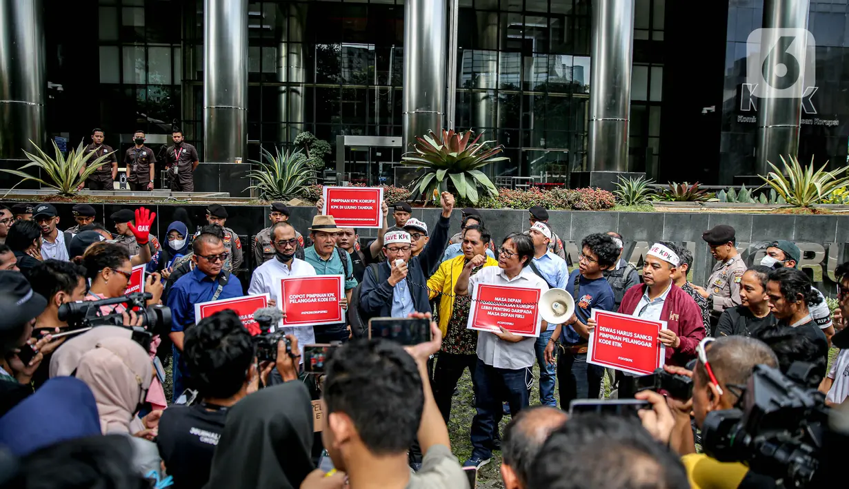 Para mantan pimpinan KPK dan Koalisi Masyarakat Sipil nampak memenuhi depan Gedung KPK saat menggelar aksi menolak #KPKDikorupsi. (Liputan6.com/Faizal Fanani)