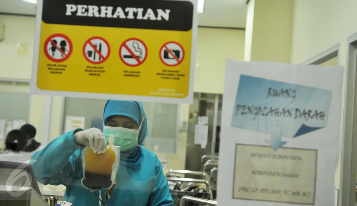 Petugas memproses kantong darah di Unit Transfusi Darah PMI Provinsi DKI Jakarta, Kamis (28/1). PMI mengantisipasi kenaikan permintaan kebutuhan darah akibat mewabahnya penyakit Demam Berdarah Dengue (DBD) di Jabodetabek. (Liputan6.com/Gempur M Surya)