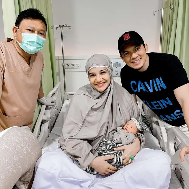 6 Potret Terbaru Zaskia Sungkar Usai Melahirkan, Pancarkan Wajah Bahagia