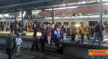 Citizen6, Jakarta: Penerapan Single Operation PT KAI mulai di terapkan pada, Sabtu (18/6). Namun pada pelaksanaannya tidak mudah karena sempat terjadi keterlambatan kedatangan kereta api bahkan pembatalan. (Pengirim: I Made Agus)