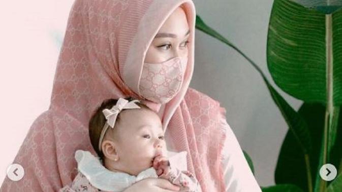 Dian Pelangi mengenakan busana dengan warna yang mirip dengan pakaian putranya, Rumi (Dok.Instagram/@dianpelangi/https://www.instagram.com/p/CICtFEPFoyP/Komarudin)
