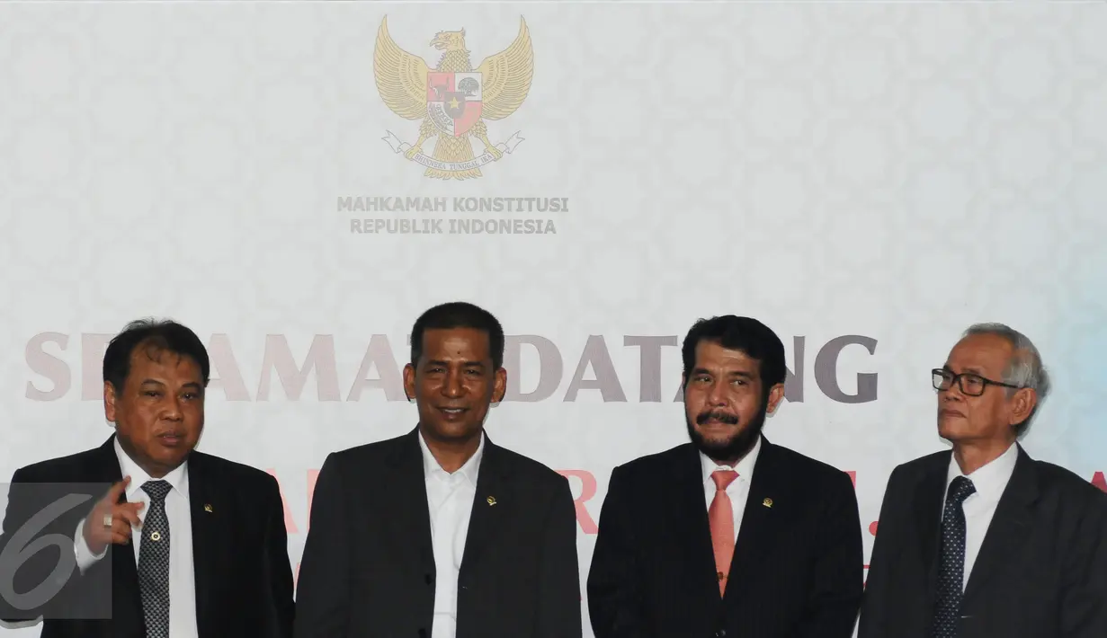 Saldi Isra (kedua kiri) bersama Ketua dan Wakil Ketua Mahkamah Konstitusi saat penyambutan di Jakarta, Selasa (11/4). Saldi Isra menjadi Hakim MK menggantikan Patrialis Akbar yang tersandung kasus dugaan penyuapan. (Liputan6.com/Helmi Fithriansyah)