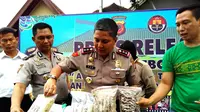 Satreskrim jajaran Polres Cirebon Kota menyita barang bukti merica palsu yang diproduksi di Kecamatan Mundu, Kabupaten Cirebon, Jawa Barat. (Panji Prayitno/Liputan6.com)
