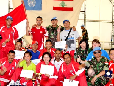 Citizen6, Lebanon: Foto bersama Atlet dan Oficial tim pebulutangkis Indobatt dengan Wakil Komandan Indobatt, setelah merayakan kemenangan keluar sebagai juara umum, bertempat di Rubb Hall, Markas UNIFIL, Lebanon, Senin (25/6). (Pengirim: Badarudin Bakri).
