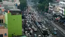 Kendaraan terjebak macet di Jalan KH Mas Mansyur, Tanah Abang, Jakarta, Kamis (15/6). Pertumbuhan kendaraan di Jakarta tak berbading lurus dengan pembangunan infrastruktur jalan yang berimbas pada kemacetan di Ibu Kota. (Liputan6.com/Gempur M Surya)