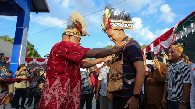 Calon Presiden Ganjar Pranowo kembali meneruskan kunjungannya mengelilingi Provinsi Jayapura, Papua. Kali ini, Ganjar bertemu dengan tokoh adat yang ada di Jayapura (Istimewa)