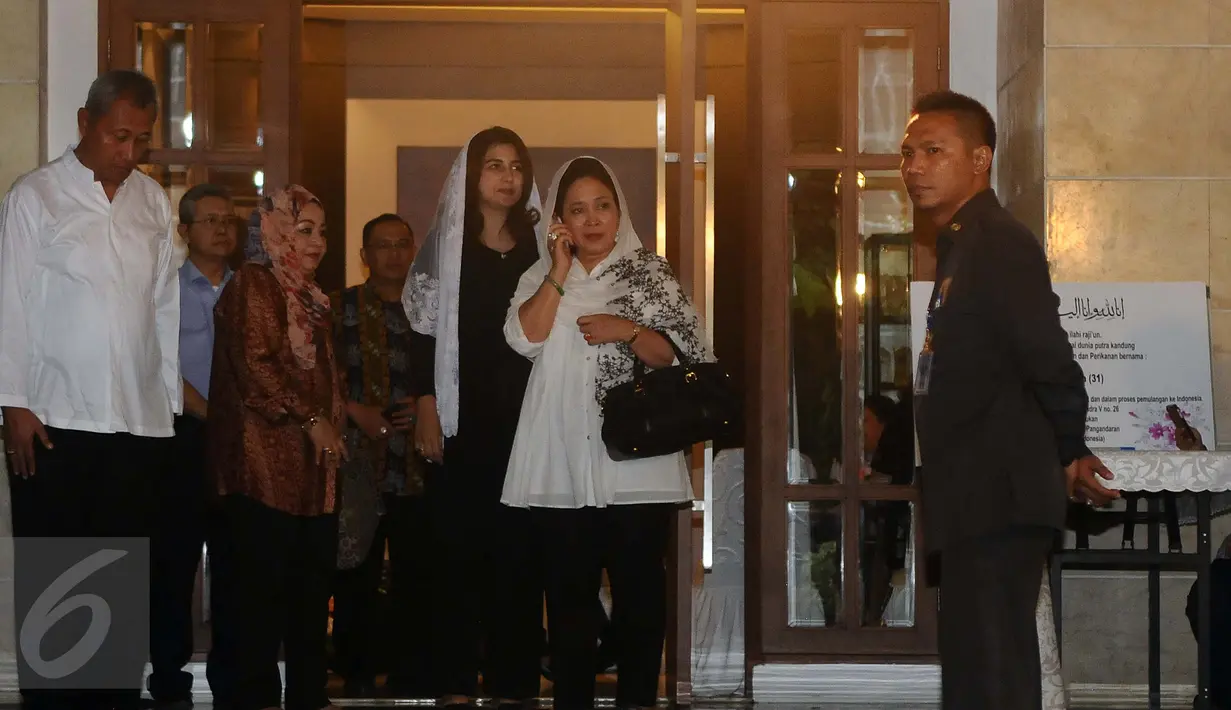 Putri Presiden RI ke-2 Soeharto, Siti Hediati Hariyadi (tengah) usai melayat di kediaman Menteri Kelautan dan Perikanan Susi Pudjiastuti, Jakarta, (18/1/2016). Putra Menteri Susi, Panji Hilmansyah wafat di Florida, AS. (Liputan6.com/Helmi Fithriansyah)