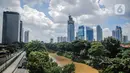 Pemandangan gedung-gedung perkantoran di kawasan Kuningan, Jakarta, Kamis (2/4/2020). Dinas Lingkungan Hidup DKI Jakarta menyatakan adanya perbaikan kualitas udara Ibu Kota karena penerapan work from home untuk mencegah meluasnya penyebaran virus corona COVID-19. (Liputan6.com/Fazial Fanani)