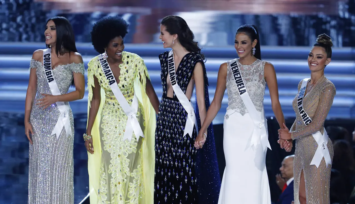 Top 5 finalis Miss Universe 2017, dari kiri, Miss Colombia Laura Gonzales, Miss Jamaica Davina Bennett, Miss Thailand Maria Poonlertlarp, Miss Venezuela Keysi Sayago dan Miss South Africa Demi-Leigh Nel-Peters di Las Vegas, (26/11) (AP/John Locher)