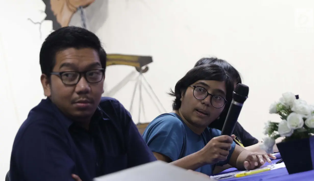 Ketua Umum YLBHI, Asfinawati (kanan) memberi keterangan terkait 20 nama Capim KPK yang lolos seleksi di gedung LBH Jakarta, Minggu (25/8/2019). Koalisi Kawal Capim KPK menyatakan menemukan adanya potensi konflik kepentingan dari pansel terhadap peserta seleksi. (Liputan6.com/Helmi Fithriansyah)
