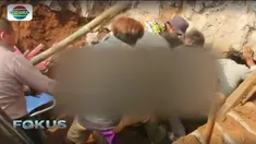 Kuli bangunan tewas tertimbun reruntuhan bangunan toko material saat sedang mengerjakan proyek jalan desa di kawasan Cisarua, Bandung.
