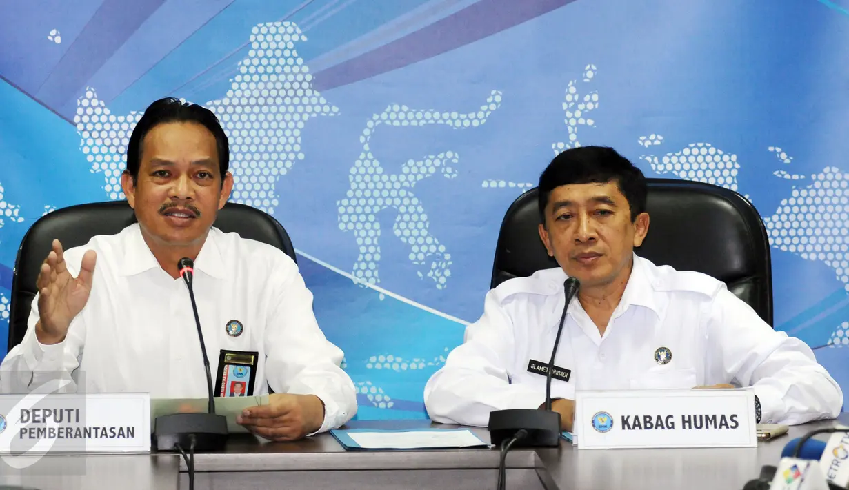 Deputi Pemberantasan BNN, Irjen Pol Arman Depari (kiri) menjawab pertanyaan terkait kasus dua pilot Susi Air di Jakarta, Senin (16/1). Arman menegaskan, pilot Susi Air yang berinisial DA dan BA negatif narkoba. (Liputan6.com/Helmi Fithriansyah)