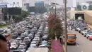 Sejumlah kendaraan terjebak kemacetan panjang di tol yang mengarah ke Bandara Soekarno-Hatta (Soetta), Tangerang, Banten, Selasa (10/11/2020). Kemacetan terjadi karena adanya penyambutan kepulangan pimipinan Front Pembela Islam (FPI) Rizieq Shihab. (Liputan6.com/Angga Yuniar)