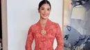 Anggun berkebaya, Franka Makarim memilih kebaya brokat berwarna pink dan padu padan kain batik bernuansa hitam dengan corak floral oranye dan hijau yang tak kalah cantik. [Foto: Instagram/frankamakarim]
