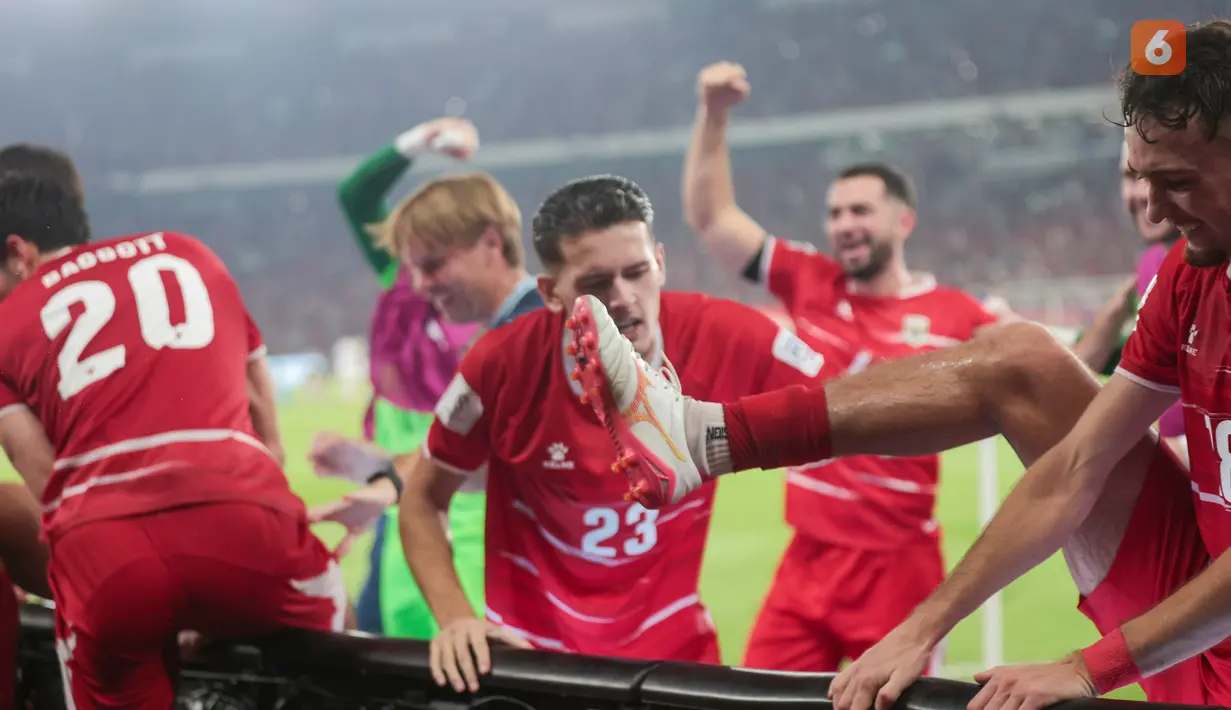 Pemain Timnas Indonesia Justin Hubner dan Elkan Baggott melompat ke arah barikade pembatas untuk menemui suporter setelah mengalahkan Thailand melalui drama adu penalti pada final FIFA ASEAN Cup 2026 di Stadion Utama Gelora Bung Karno (SUGBK), Jakarta, Senin (5/10/2026). (KLY/Budy Santoso)