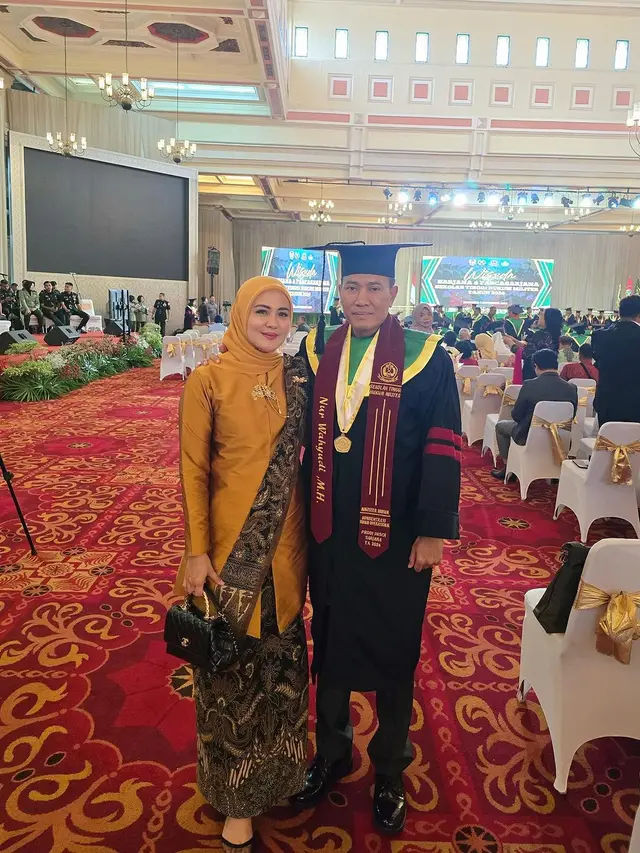 6 Potret Juliana Moechtar Dampingi Suami Wisuda S2 di Sekolah Tinggi Hukum Militer