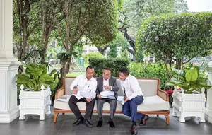 Teddy Ungkap Isi Diskusi dengan Dasco dan Prasetyo di Teras Istana Merdeka