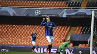 Pemain Atalanta Josip Ilicic merayakan gol ke gawang Valencia di Liga Champions (AP)