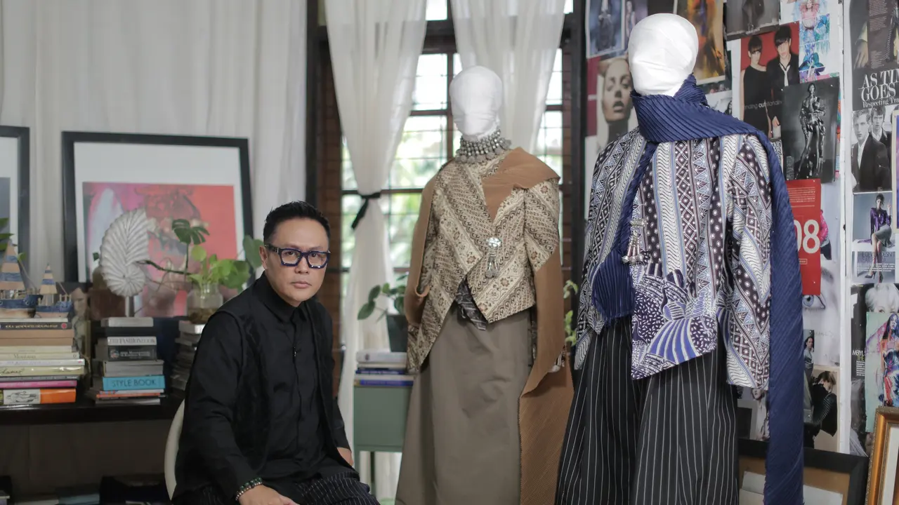 From The East, Berwastra dengan City Look Rancangan Deden Siswanto di Parade Wastra Nusantara 2025