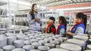 Sejumlah siswa sekolah dasar belajar tentang porselen di sebuah bengkel kerja porselen Ru di wilayah Baofeng, Provinsi Henan, China, 15 November 2020. Lebih dari 90 siswa SD Xichengmen mengikuti kegiatan praktik di bengkel kerja itu untuk belajar tentang porselen Ru. (Xinhua/He Wuchang)