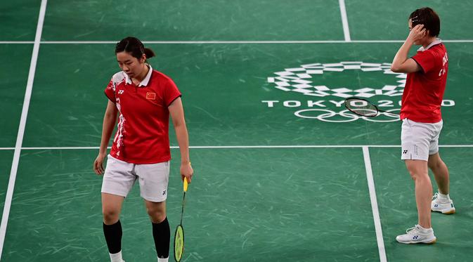 Pasangan Chen Qing Chen dan Jia Yi Fan harus mendapatkan perlawanan sengit dari pasangan Indonesia di gim kedua. Pasangan peringkat ketiga dunia tersebut harus tertinggal 7-11 hingga interval gim kedua. (Foto: AFP/Pedro Pardo)