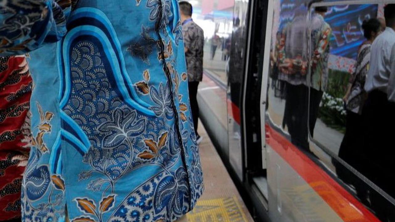 Antusiasme seorang pria yang berfoto selfie sebelum kereta cepat Jakarta Bandung bernama "Whoosh" diresmikan di stasiun Halim di Jakarta.