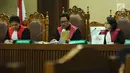 Majelis Hakim membaca berkas tanggapan eksepsi dakwaan pada sidang lanjutan dugaan korupsi proyek E-KTP dengan terdakwa Setya Novanto di Pengadilan Tipikor, Jakarta, Kamis (28/12). (Liputan6.com/Helmi Fithriansyah)