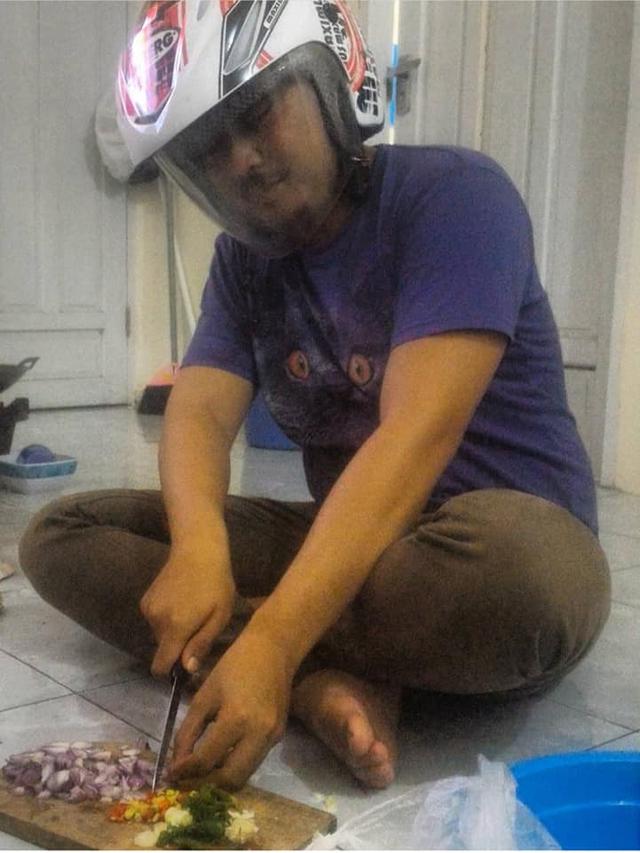 6 Aksi Suami Kupas Bawang Ini Nyeleneh, Gantikan Peran Istri Masak