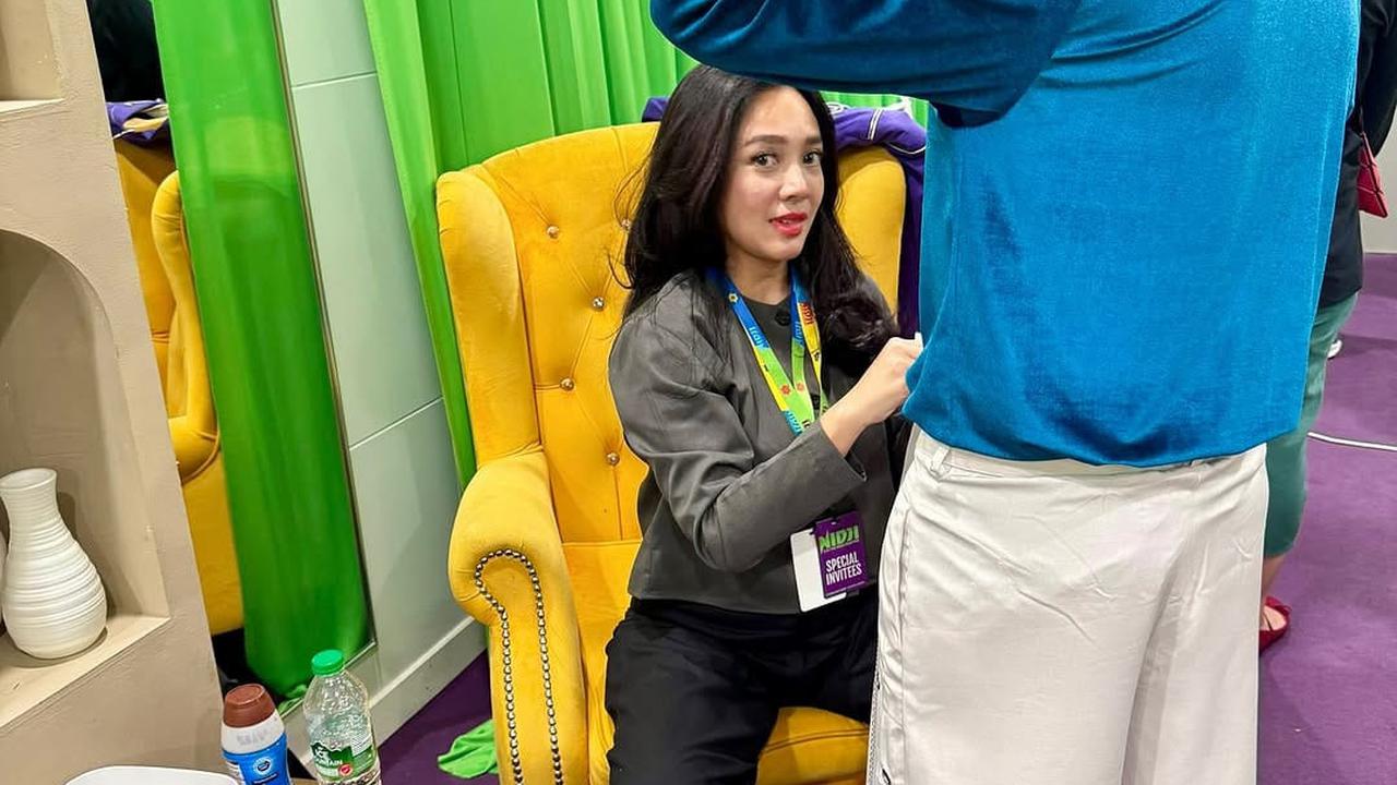 Potret Dea Ananda Temani Ariel Nidji saat Manggung di Stadion Bukit Jalil Malaysia