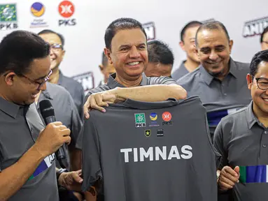 Calon presiden (capres) dan calon wakil presiden (cawapres) dari Koalisi Perubahan, Anies Baswedan (kiri) dan Muhaimin Iskandar atau Cak Imin (kanan) saat mengumumkan susunan Tim Nasional Pemenangan Anies Baswedan-Muhaimin Iskandar (Timnas AMIN) untuk kampanye pada Pilpres 2024 di Jakarta, Selasa (14/11/2023). (Liputan6.com/Faizal Fanani)