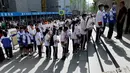 <p>Siswa berbaris untuk masuk sekolah pada hari pertama ujian masuk perguruan tinggi nasional yang dikenal sebagai gaokao di Beijing, China, Rabu (7/6/2023). (WANG Zhao/AFP)</p>