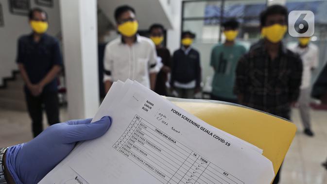 Pengecekan bebas virus corona COVID-19 kepada narapidana yang mendapat pembebasan bersyarat melalui program asimilasi dan integrasi di Rutan Kelas I Depok, Jawa Barat, Selasa (7/4/2020). Pemerintah membebaskan 30.432 narapidana dan anak di seluruh Indonesia. (Liputan6.com/Johan Tallo)